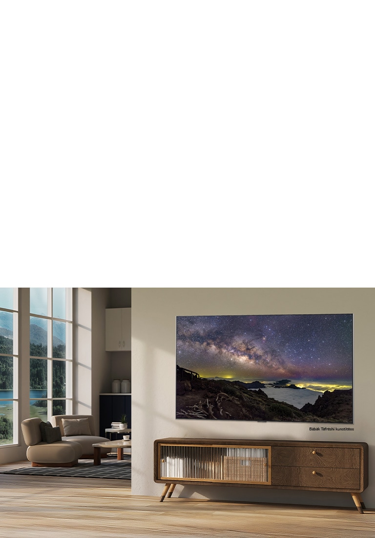 LG QNED evo AI QNED82 Mini LED koos LG Gallery+-ga, pakkudes mitmekesist kunstisisu, kuvab Babak Tafreshilt pärit öise taeva maastikuteose kaasaegses elutoas osana teleri kureeritud kunstikogemusest.